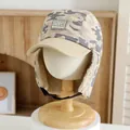 Dettaglio del cappello invernale mimetico con fodera in pile e toppa NYC - Modello universale per bambini / Cachi