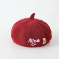 Detail der roten Cord-Mütze mit Nice-Stickerei und kleiner Spitze für Kinder - Baby (Ca. 1-4 Jahre Alt) / Burgunderrot