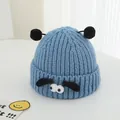 Détail du bonnet en tricot bleu pour enfants avec yeux de dessin animé et pompons - 2-7 Ans (Élastique) / Bleu