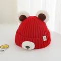 Detail der roten Kinder-Strickmütze mit süßen Bärenohren und weicher Häkelstruktur - 2-7 Jahre / Rot