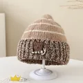 Dettaglio del cappello invernale in maglia bicolore con toppa a forma di orso Lucky - 3-9 Anni / Cachi