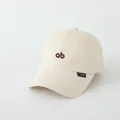 Detailopname van beige katoenen honkbalpet met AB-borduurwerk en klein zijlabel - 2-8 Jaar / Beige