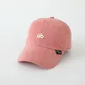 Detail van roze katoenen baseballcap met wit AB-borduurwerk en zijdelings merklabel - 2-8 Jaar / Roze