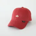 Detail van het witte geborduurde AB-logo en fijne stiksels op de rode katoenen honkbalpet - 2-8 Jaar / Bordeauxrood