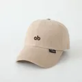 Detail van de AB-letterborduring en geweven label op de beige katoenen baseballcap - 2-8 Jaar / Khaki