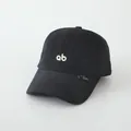 Detail van de zwarte katoenen baseballpet met witte AB-borduring en zijlabel-textuur - 2-8 Jaar / Zwart