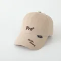 Gedetailleerde macro van de kaki katoenen baseballpet met Pro-borduurwerk en merklabel - Peuter (ongeveer 2-8 jaar oud) / Khaki