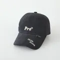 Detail van wit Pro-borduurwerk en ShSh Xiang-logo op een zwarte katoenen baseballpet - Peuter (ongeveer 2-8 jaar oud) / Zwart