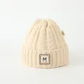 Dettaglio del berretto in maglia panna con toppa lettera M e spessa trama a trecce - Bambini (3-8 anni) / Beige