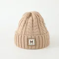 Dettagli della trama a maglia del berretto invernale kaki con patch M e bordo arrotolato - Bambini (3-8 anni) / Cachi