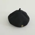 Klassische schwarze Cord-Baskenmütze für Kinder mit 'C'-Metallpatch für Herbst und Winter - C Logo Stil / Schwarz