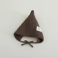 Gorro de punto marrón oscuro para niños con correas en la barbilla y textura de canalé - Estilo Etiqueta Letra / café