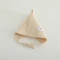 Gorro de punto crema para bebé con diseño de duende, tiras ajustables y textura acanalada - Estilo Etiqueta Letra / Beige
