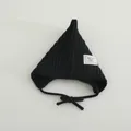 Gorro de punto negro puntiagudo para bebés con cordones y etiqueta de tela minimalista - Estilo Etiqueta Letra / Negro