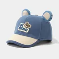 Detalle de gorra infantil de lana azul con orejas de oso y el parche VC BEAR - Ajuste Elástico Para Niños Pequeños / Azul