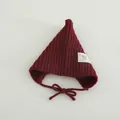 Lindo gorro de punto rojo oscuro para bebés con orejeras y lazos decorativos - Estilo Etiqueta Letra / Granate