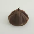 Braune Cord-Baskenmütze für Kinder mit vertikaler Textur und Metall-C-Buchstaben-Tag - C Logo Stil / Dunkelbraun