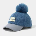 Détail d'une casquette d'hiver pour enfant avec pompon et écusson MUSIC brodé - 3-6 Ans / Bleu