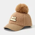 Détail d'une casquette d'hiver en peluche marron avec pompon et visière en velours - 3-6 Ans / Café Clair