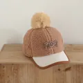 Berretto invernale per bambini in pile kaki con pompon e ricamo FIRST in rilievo - Caffè Chiaro