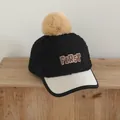 Cappellino invernale per bambini in pile con pompon e ricamo FIRST nero e crema - Nero