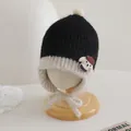 Dettaglio di cappello in maglia per neonati con pompon e toppa a orsetto - Taglia da Bimbo / Nero e Crema
