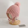 Dettaglio del cappello in maglia rosa per neonati con pompon e fodera interna - Bambini 3-10 Anni (Elastico) / Rosa