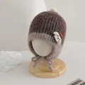 Dettaglio del cappello in maglia per bambini con toppa a cucciolo e pompon morbido - Taglia da Bimbo / Marrone Scuro E Caffè Chiaro