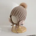Dettaglio cappello in maglia per bambini con orecchie di orso e un grande pompon morbido - Bambini 3-10 Anni (Elastico) / Khaki scuro
