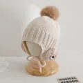 Dettaglio cappello in maglia a trecce per neonato con pompon marrone e ricamo orso - Bambini 3-10 Anni (Elastico) / Beige