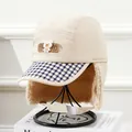 Détail du bonnet d'aviateur beige doublé polaire avec écusson ours et bordure à carreaux - Enfants (5-12 Ans) / Beige