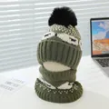 Détail de l'ensemble bonnet et écharpe en tricot vert avec pompon sur un support - Enfants 3-8 Ans (Élastique) / Vert Militaire