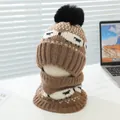 Detail van gebreide wintermuts en nekwarmer set met koala-patroon en zwarte pompon - Kinderen 3-8 Jaar (Elastisch) / Khaki