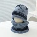 Dettaglio del set cappello e scaldacollo in maglia blu con motivo a stelle per bambini - Bambini (3-8 anni) / Grigio chiaro