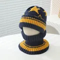 Dettaglio della maglia di un set invernale per bambini con berretto a stella e scaldacollo - Bambini (3-8 anni) / Giallo