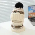 Detail van gebreide muts en sjaal set met golfpatroon en een grote kunstbont pompon voor winter - Kinderen 3-8 Jaar (Elastisch) / Lichtgrijs