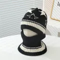 Dettaglio del set cappello e scaldacollo in maglia con motivo a stelle per bimbi - Bambini (3-8 anni) / Nero