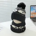 Détail de la texture tricotée de l'ensemble bonnet et écharpe d'hiver pour enfants - Enfants 3-8 Ans (Élastique) / Noir