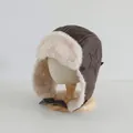 Bruine pilotenmuts met sterrenpatch en dikke voering van imitatiebont op houten kop - Kinderen ca. 3-10 jaar / Donker Koffie