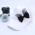 Detalle de gorra blanca de rejilla con lazo negro y colgantes de perlas blancas - Niños 2-6 Años 50-52cm / Blanco