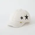 Dettaglio del cappellino in lana d'agnello bianco panna con toppe a forma di stella - 48-52cm / Bianco avorio