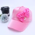 Detalle de gorra rosa para niña con lazo de satén, pedrería y cerezas de perlas - Niños 2-6 Años 50-52cm / Rosa rojo
