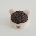 Baby-Wintermütze mit Leopardenmuster, zwei Pompons und niedlichem Bären-Stickerei - Bären-Aufnäher / Dunkelbrauner Bär