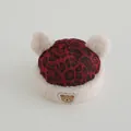 Winter Baby Mütze mit rotem Leopardenmuster und flauschigen cremefarbenen Pompons - Bären-Aufnäher / Jujuberoter Bär