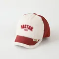 Berretto da baseball rosso e bianco con ricamo BOSTON in pile trapuntato per neonato - 48-52cm / Boston Rosso Giuggiola (BSOTON Rosso Giuggiola)