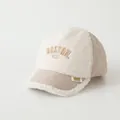 Berretto BOSTON invernale in lana di agnello beige e bianco con ricamo 3D unico - 48-52cm / Boston Cachi (BSOTON Cachi)