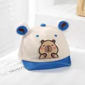 Detailansicht der Baby-Netzkappe mit Capybara-Patch und atmungsaktivem blauen Schirm - 46-48 cm / Dunkelblau