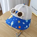 Detail van zonnehoed voor kinderen met ruimtevaartprint en decoratieve zonnebril met oortjes - 50-52cm / Donkerblauw