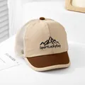 Détail de la casquette soleil respirante pour enfant avec broderie de montagne et texte - 48 cm - 50 cm / Kaki