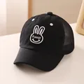 Cappellino da baseball nero per bambini con ricamo a forma di coniglio e rete traspirante - 50-54cm / Nero